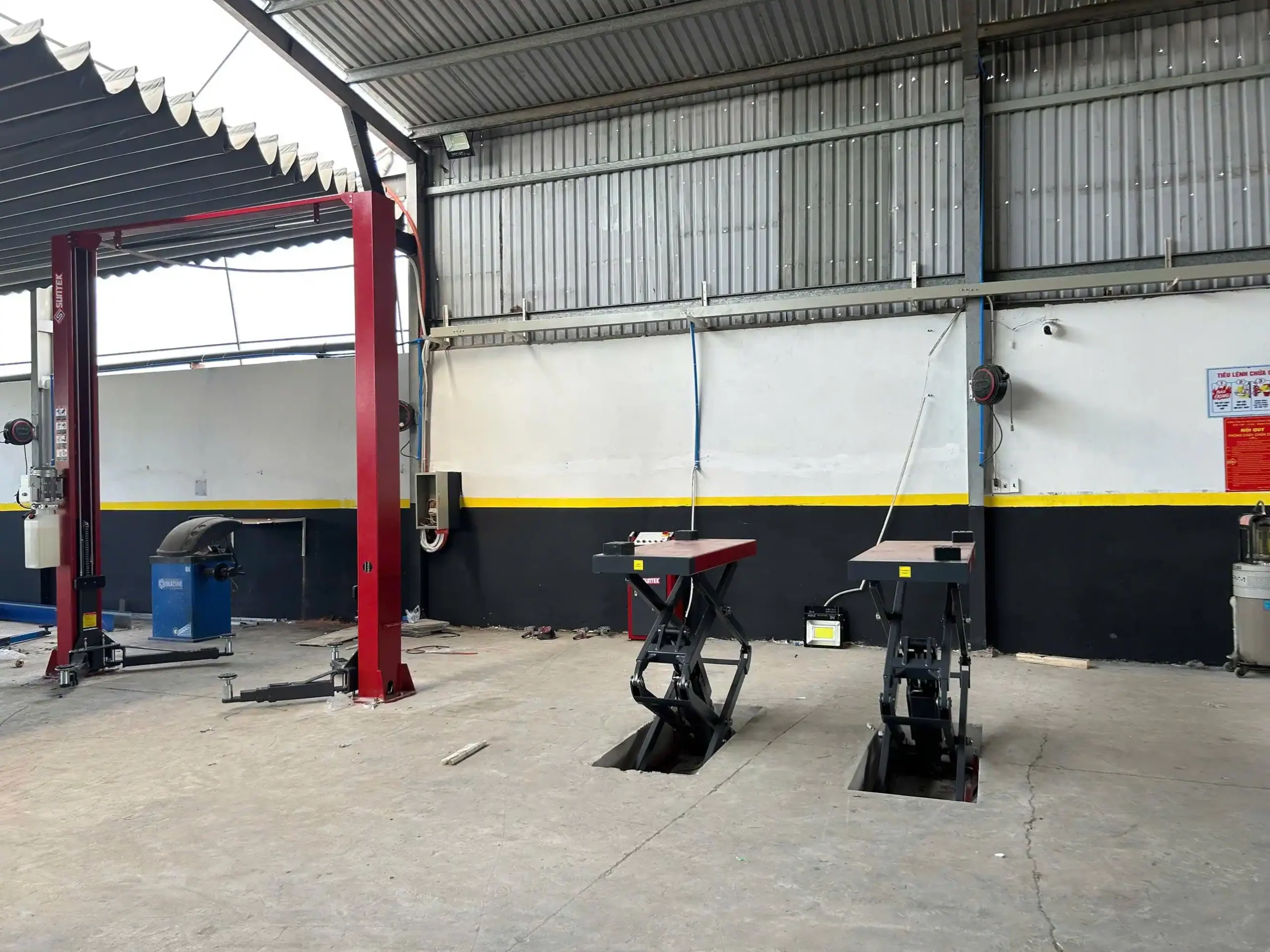 Cẩm Nang Lựa Chọn Cầu Nâng 2 Trụ Từ A-Z Dành Cho Người Mới Mở Gara 13 Bố trí mặt bằng xưởng với thiết bị nâng hạ cho người mới mở gara