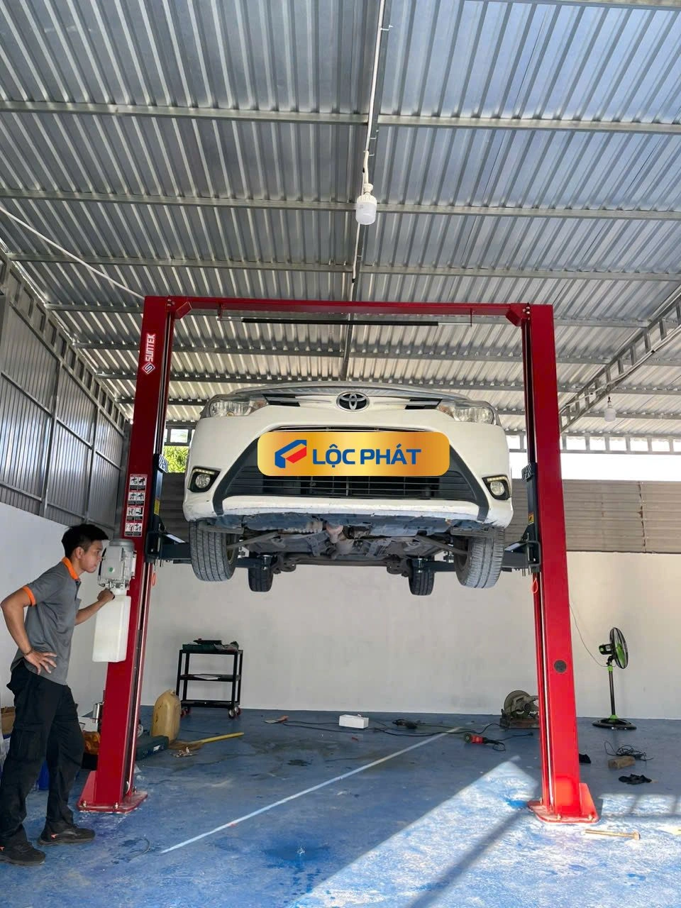 Nâng xe Toyota thay gầm bằng cầu nâng 2 trụ cổng trên SUNTEK