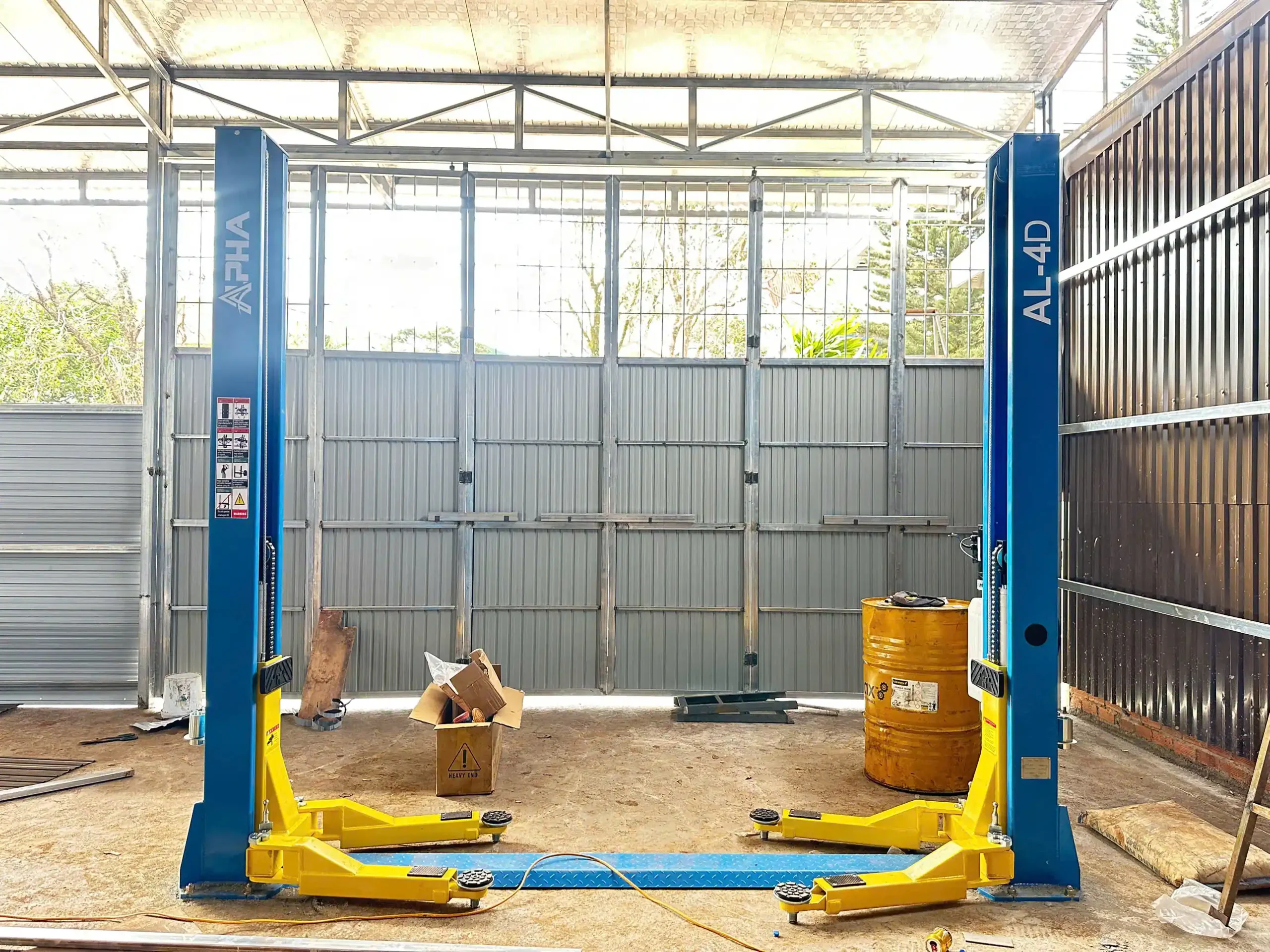 Góc nhìn khác của cầu nâng 2 trụ giằng dưới ALPHA AL-4D