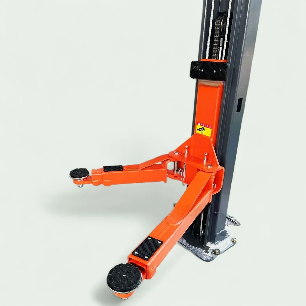 Cầu nâng ô tô 2 trụ giằng trên OMEGA hoạt động thực tế