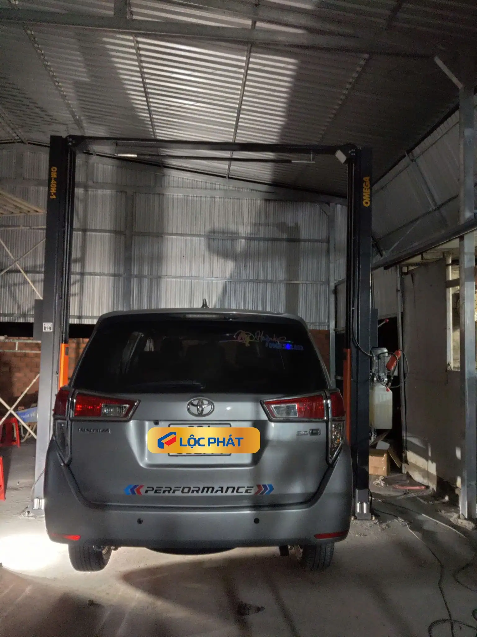 Nâng xe gầm cao trên cầu nâng 2 trụ OMEGA