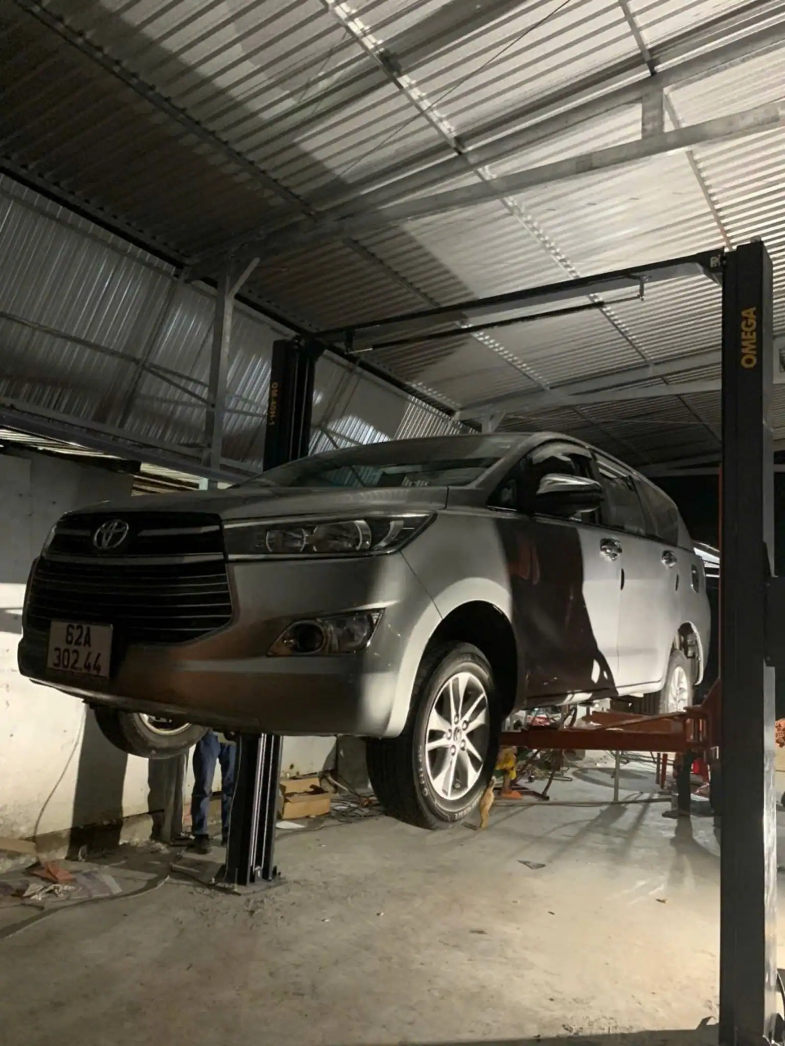 Cầu nâng 2 trụ OMEGA nâng xe Ford Transit 16 chỗ