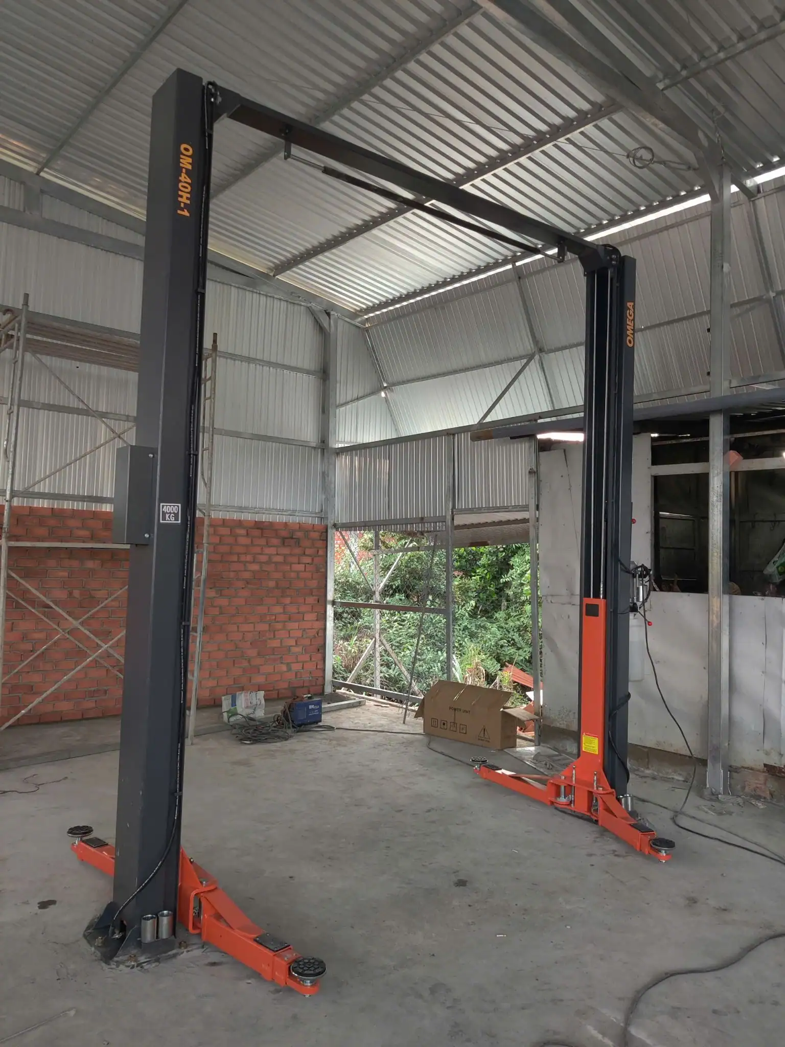 Toàn cảnh nhà xưởng được trang bị cầu nâng OMEGA