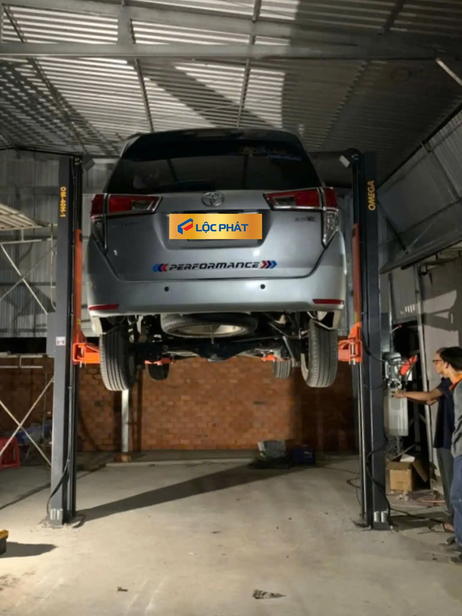 Không gian gầm thoáng đãng nhờ thiết kế cổng trên