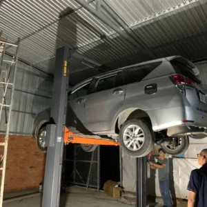 Xe ô tô nâng cao trên cầu nâng 2 trụ giằng trên OMEGA OM-40H-1 4 tấn – góc nhìn bên hông