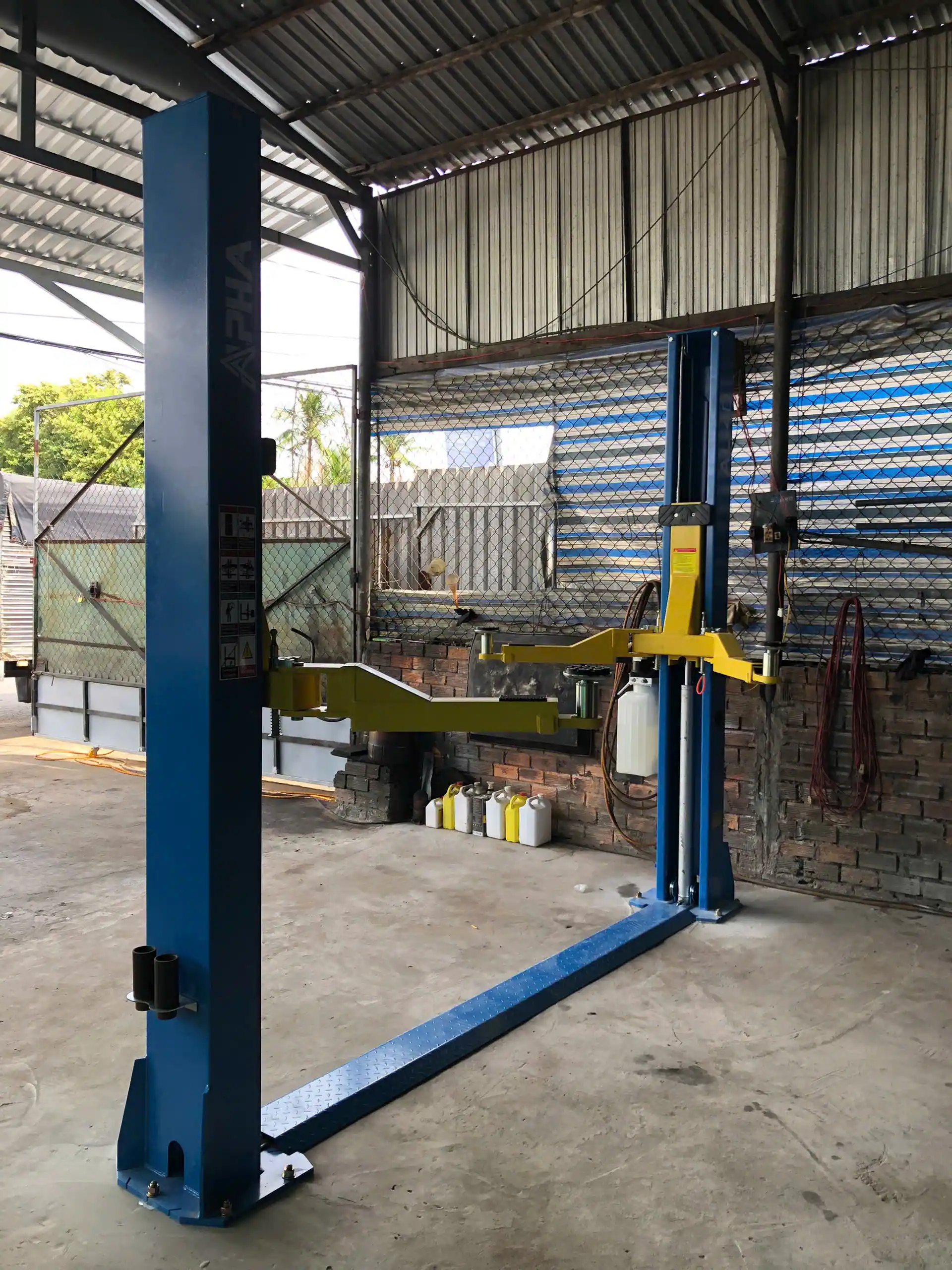 Chi tiết thanh chịu lực và trụ thép dày dặn của cầu nâng ALPHA