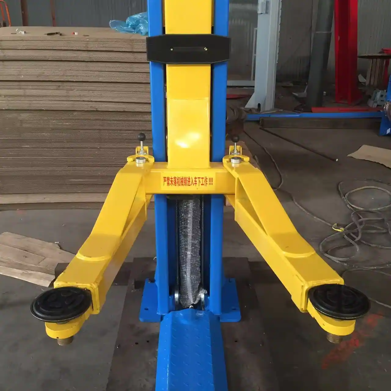 Cận cảnh cơ cấu khóa lock giật và tay nâng màu vàng của cầu nâng an toàn