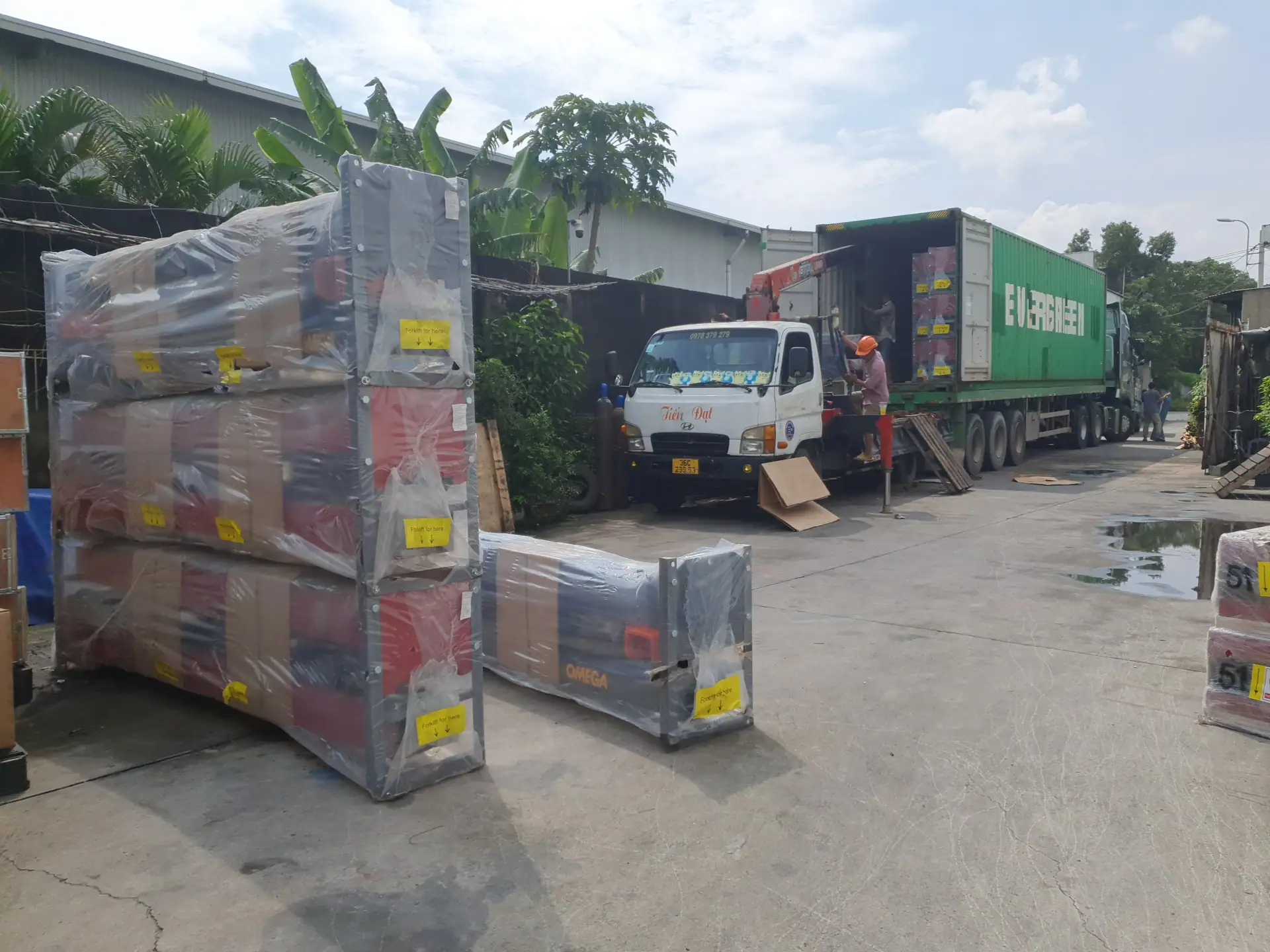 Đổ hàng container thiết bị gara số lượng lớn tại kho Lộc Phát