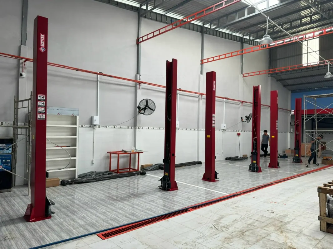 Cẩm Nang Lựa Chọn Cầu Nâng 2 Trụ Từ A-Z Dành Cho Người Mới Mở Gara 12 Lắp đặt theo dãy nhiều bộ cầu nâng 2 trụ SUNTEK 4000T cho gara quy mô