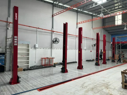 Lắp đặt theo dãy nhiều bộ cầu nâng 2 trụ SUNTEK 4000T cho gara quy mô