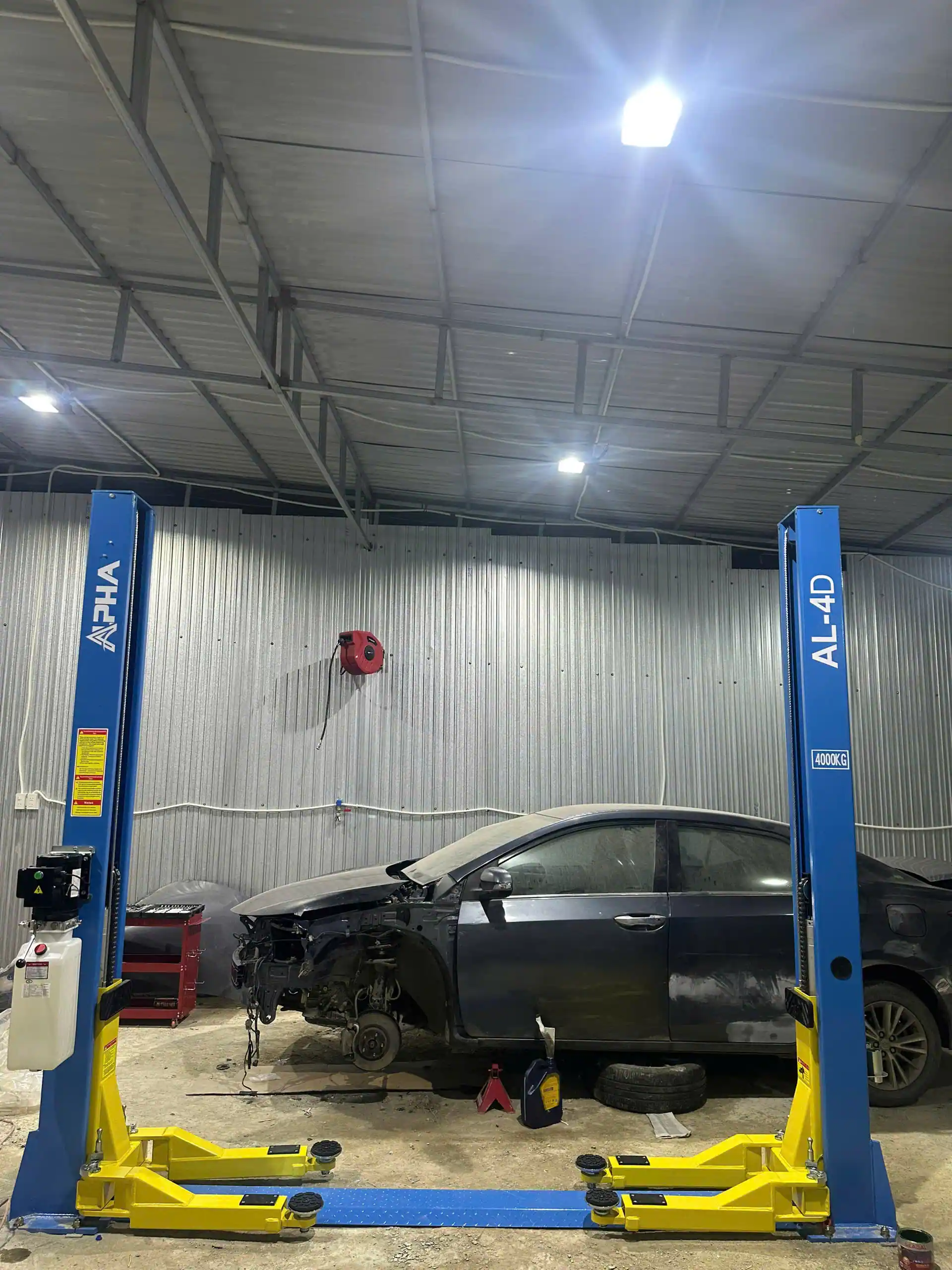 Hình ảnh thực tế cầu nâng ALPHA AL-4D đang nâng xe ô tô 4 chỗ tại gara