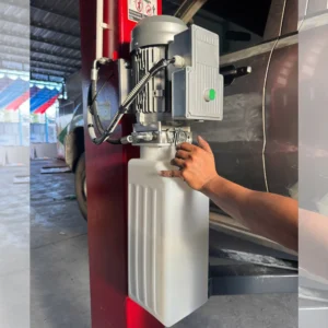 Cận cảnh mô tơ và hộp điều khiển của cầu nâng 2 trụ cổng trên SUNTEK 4000T