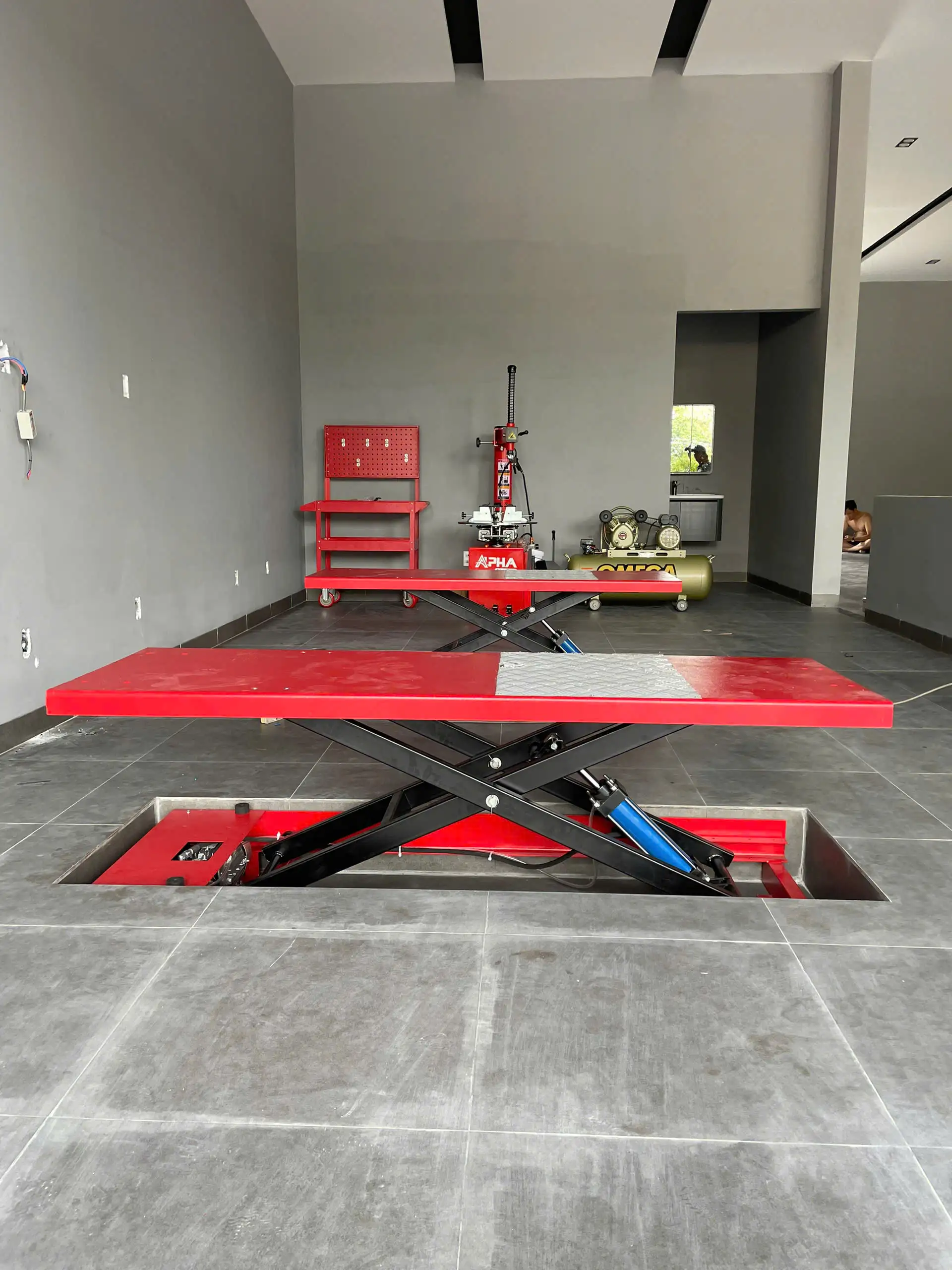 Kiểm tra kỹ thuật bàn nâng xe máy chống trượt