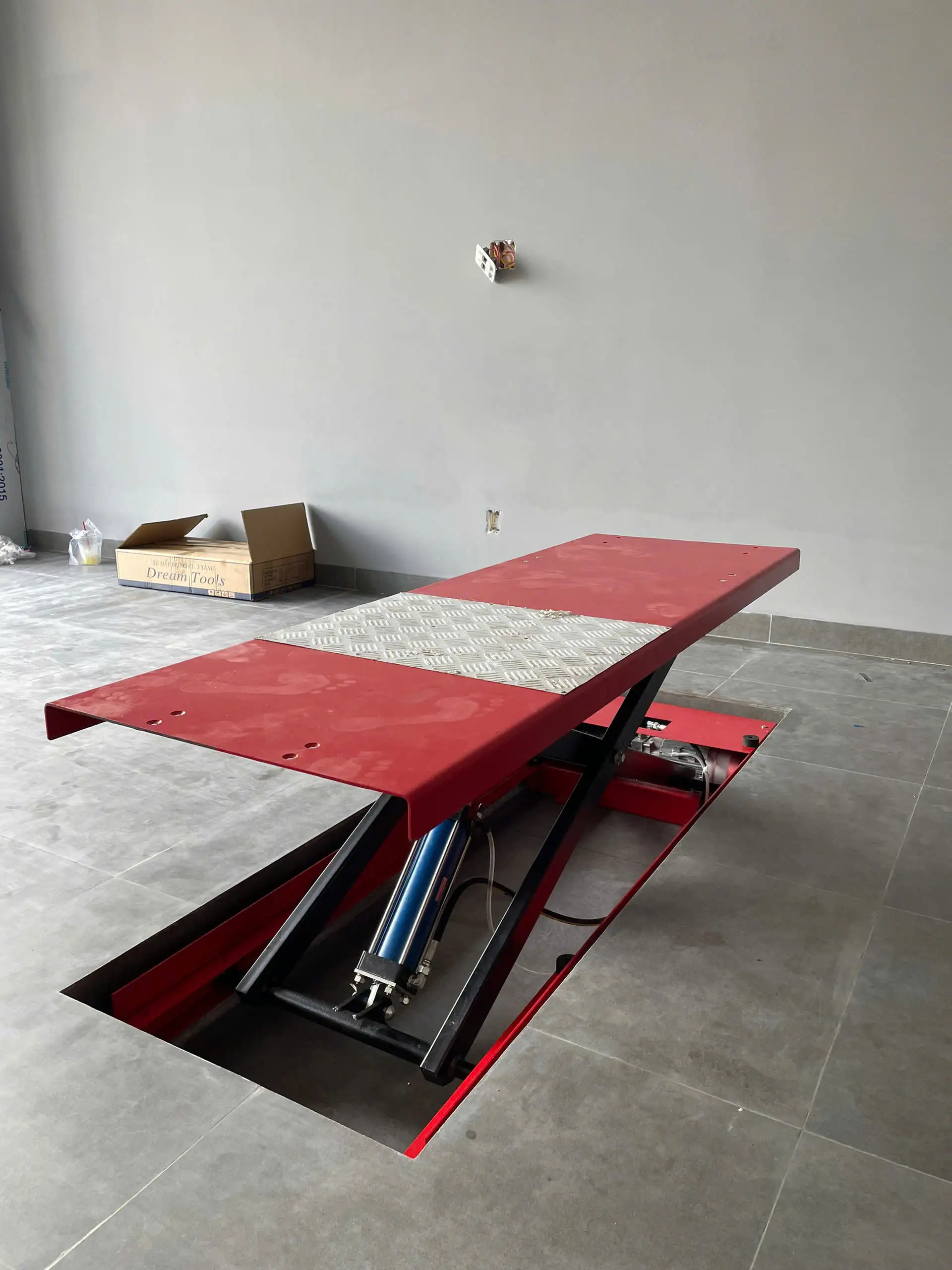 Lắp đặt bàn nâng xe máy garage Yamaha