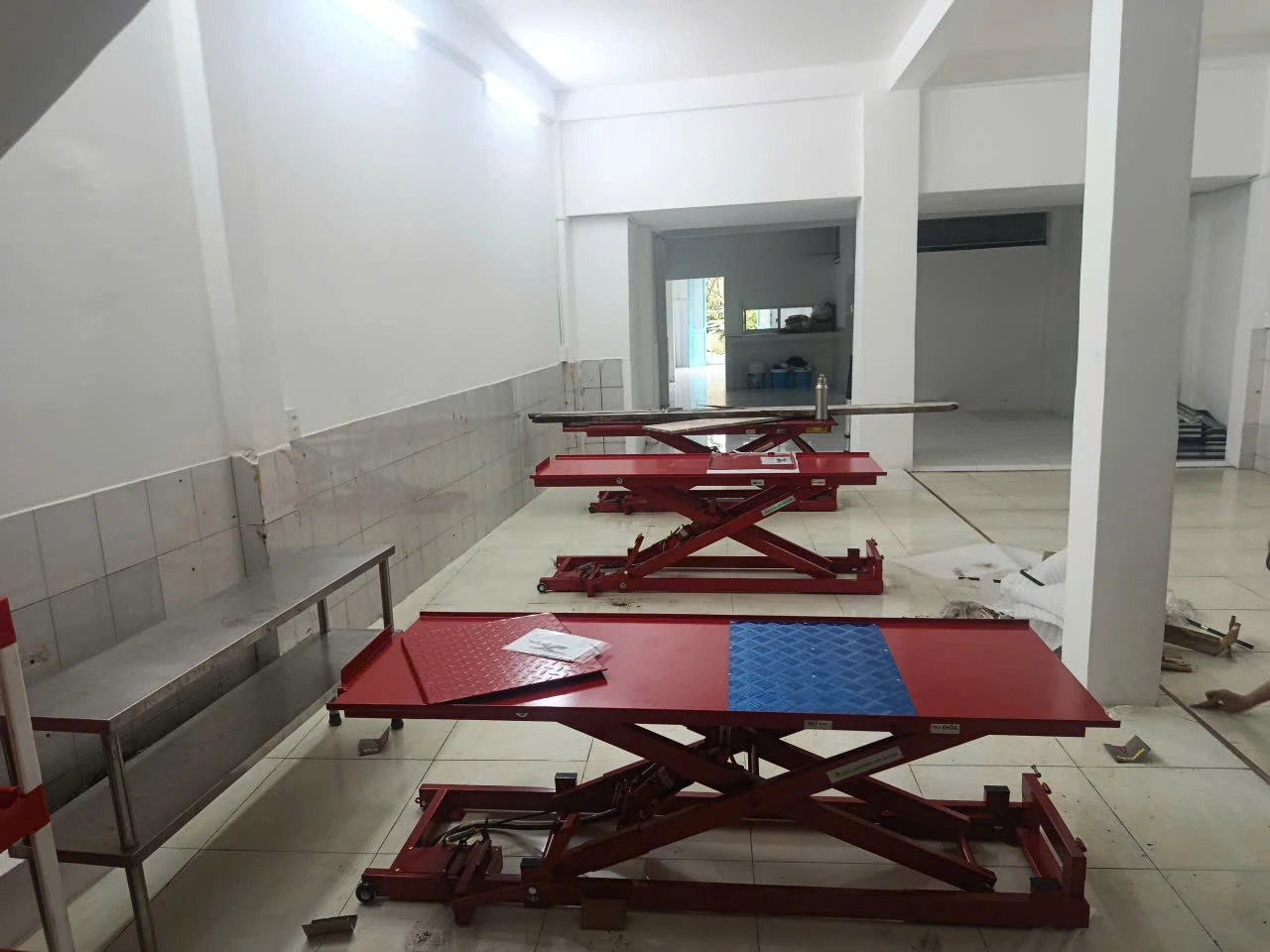 mặt bàn chống trượt bàn nâng xe máy