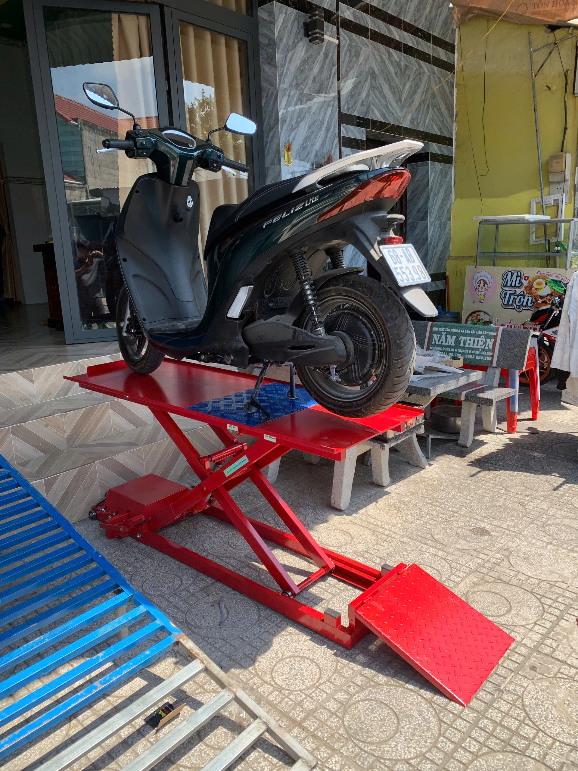 bàn nâng xe máy bằng điện Kiên Giang
