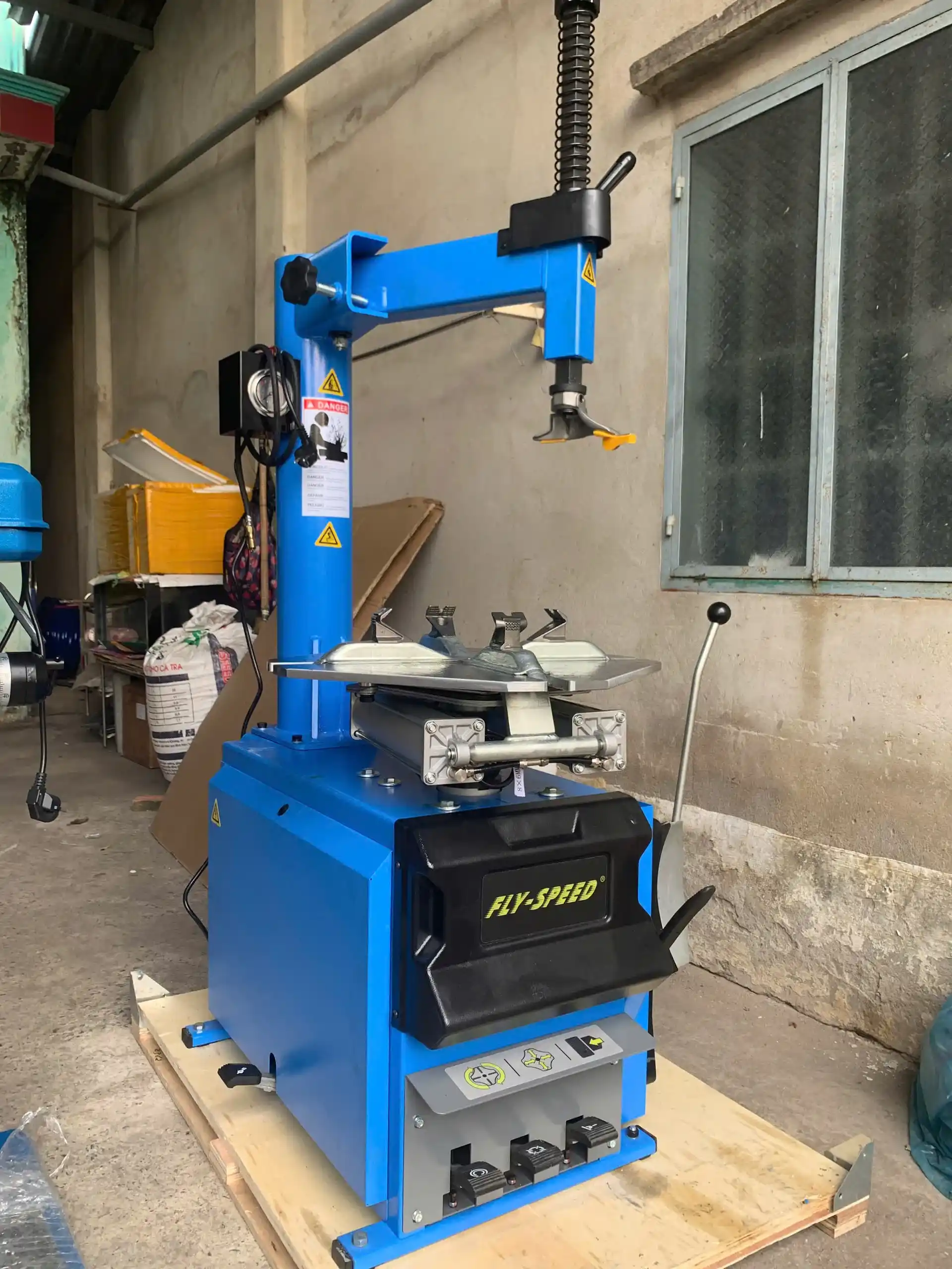 Vận hành máy ra vỏ ô tô tại Nhơn Trạch