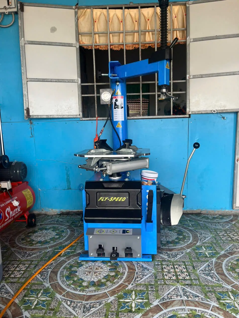 Máy ra vào lốp xe tay ga tại Bạc Liêu