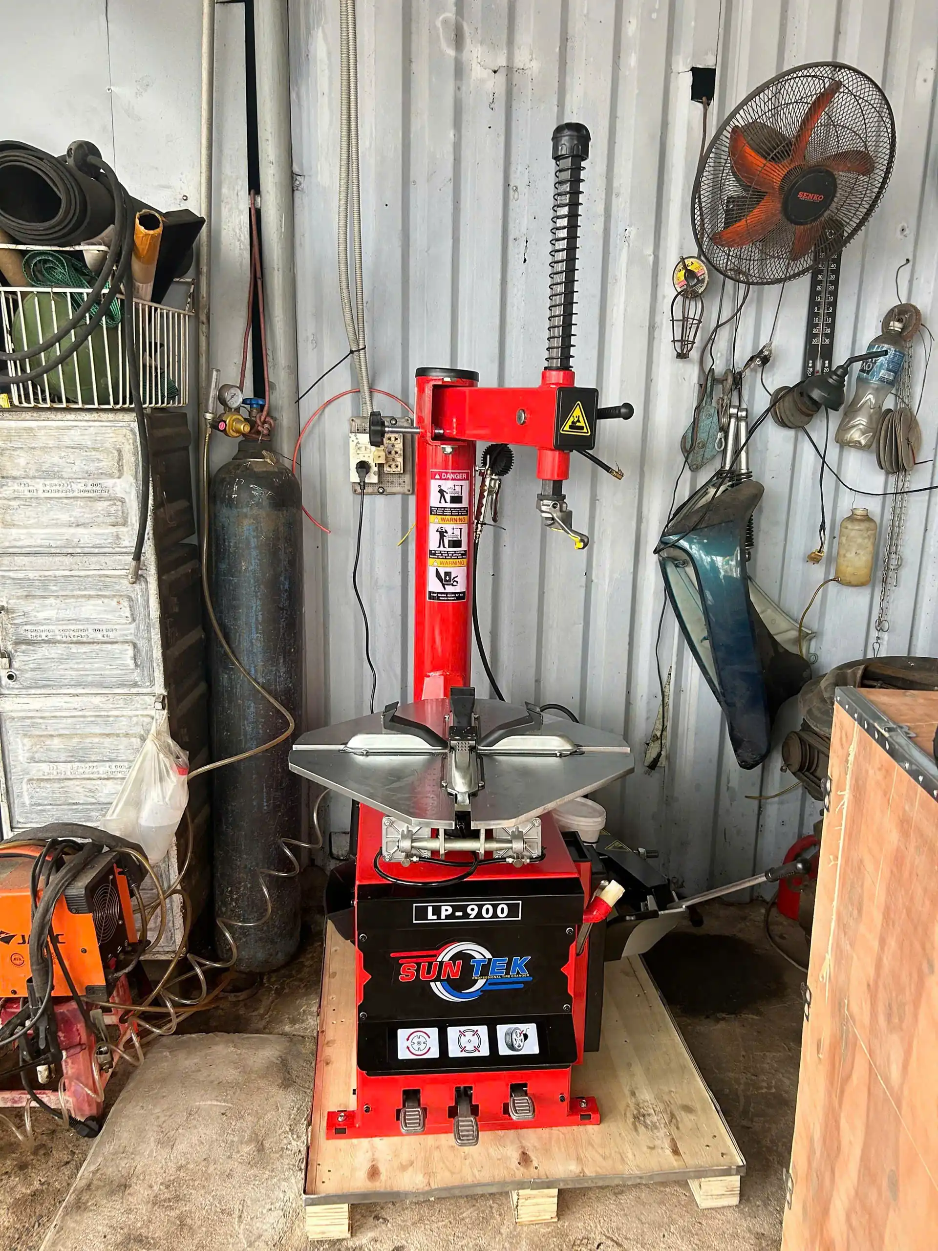 Anh Cường và anh Hậu tại Lagi Bình Thuận nghiệm thu máy SunTek LP-900