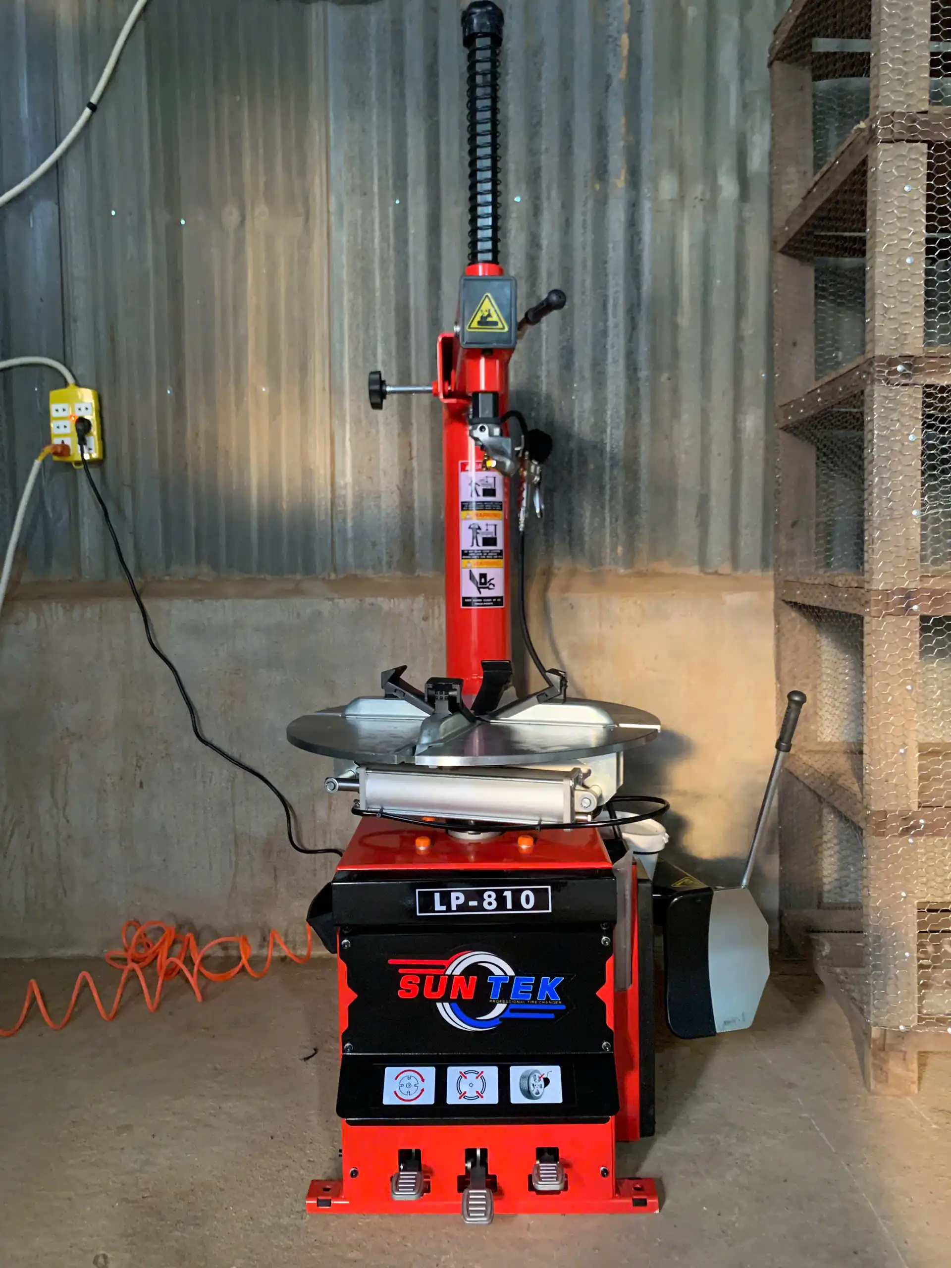 Lắp đặt bảng giá máy ra vào lốp SunTek tại tiệm chú Phong Gia Lai