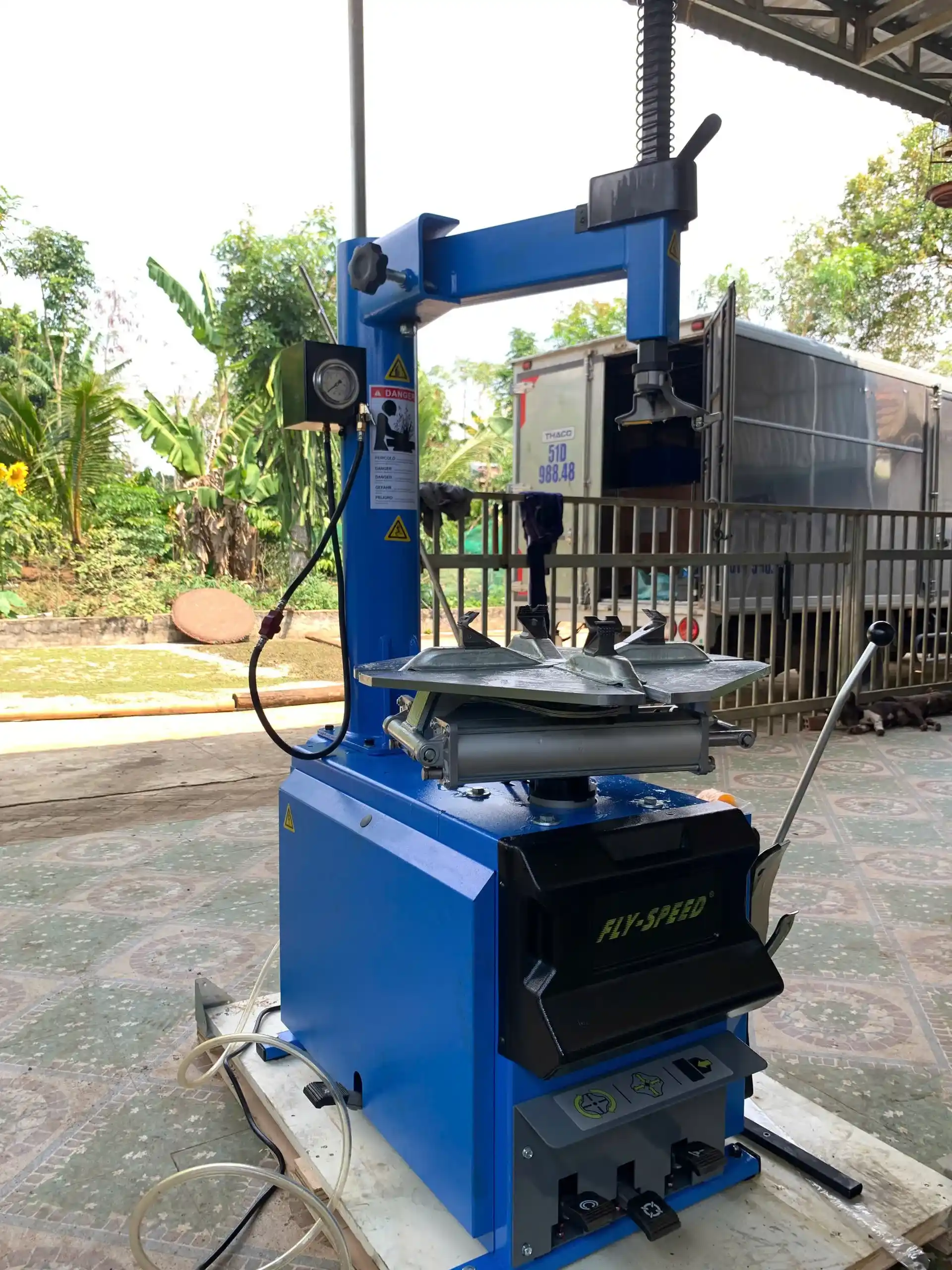 Test máy tháo lốp xe máy