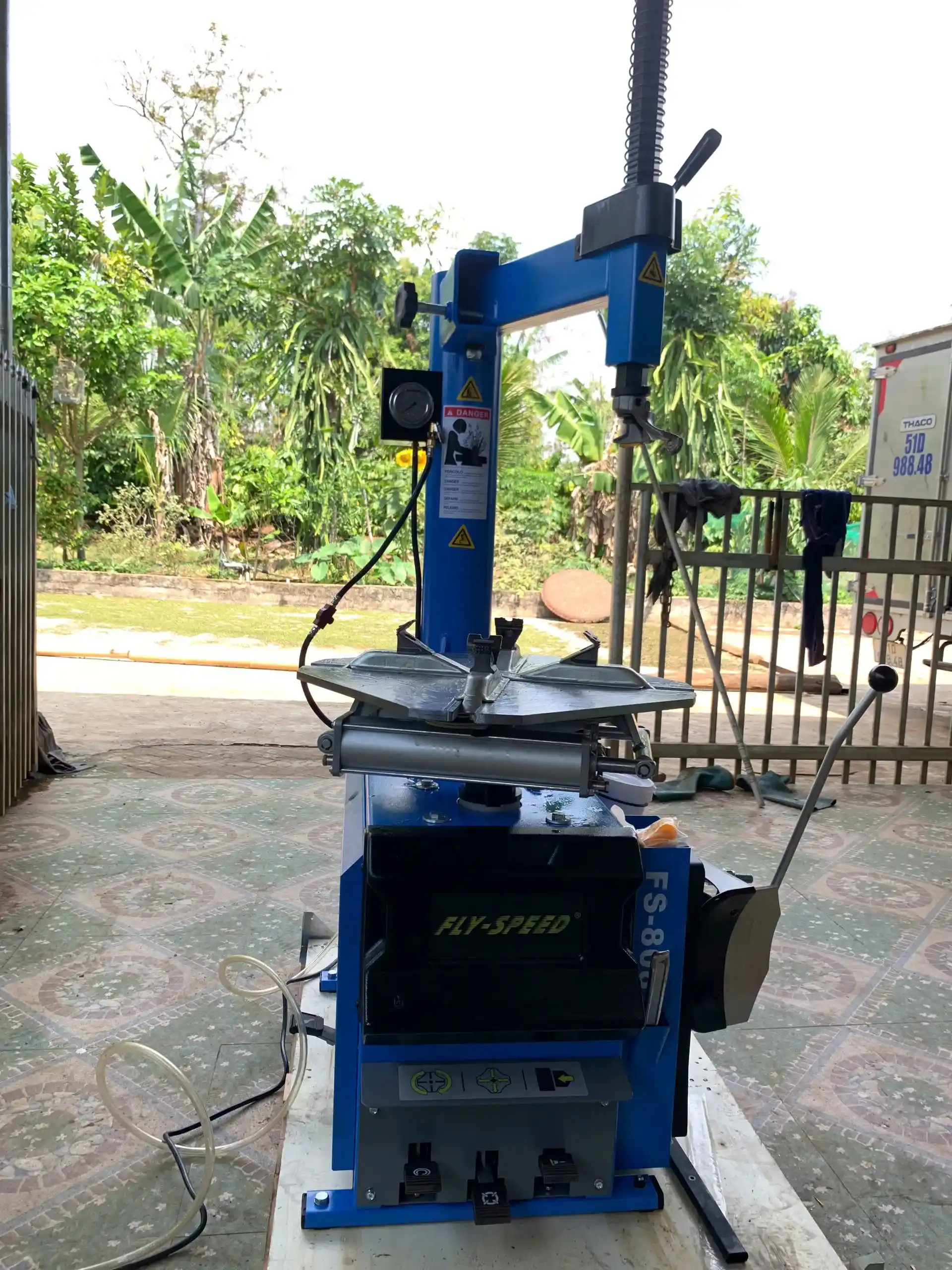 Bàn giao máy tháo lốp ô tô tại Gia Lai