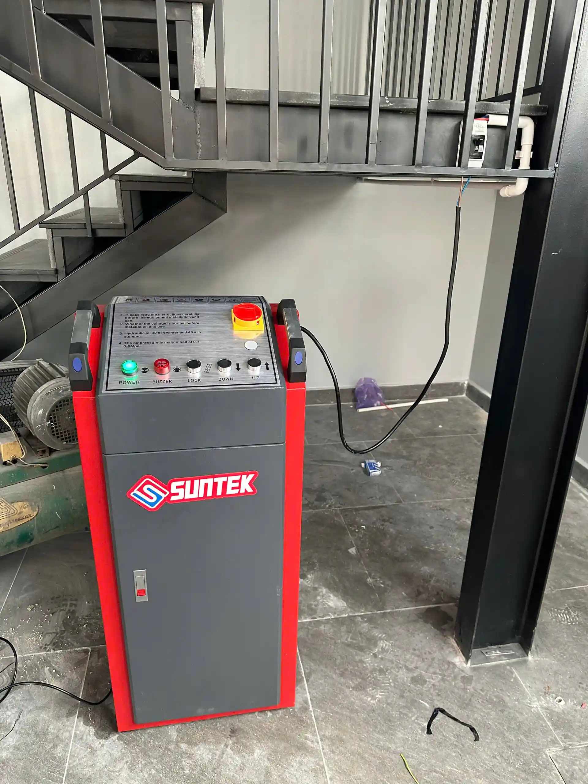 Trạng thái nâng tối đa của cầu nâng kiểu xếp âm nền SUNTEK-3500