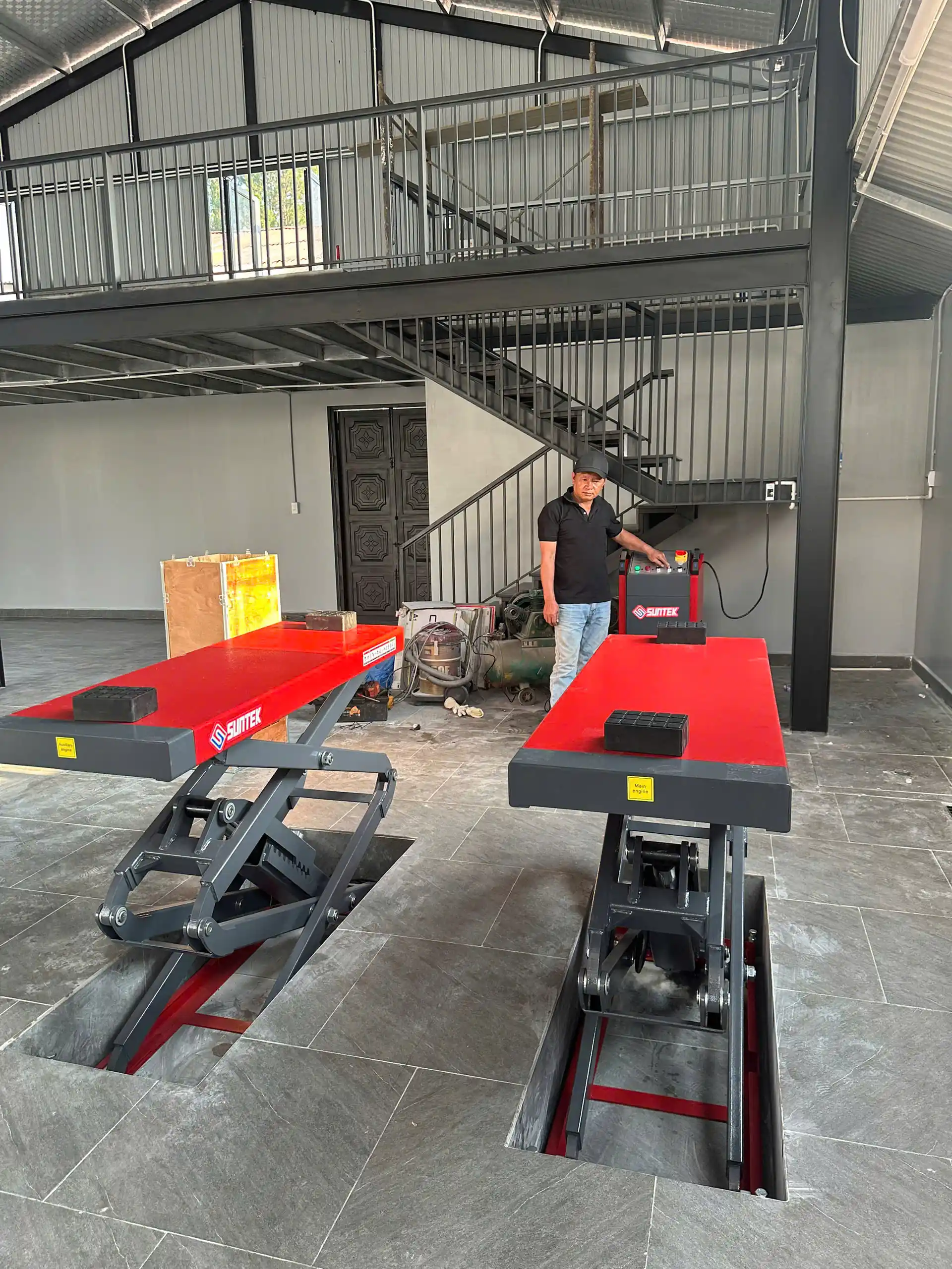 Hình ảnh thực tế lắp đặt cầu nâng cắt kéo âm nền SUNTEK tại garage