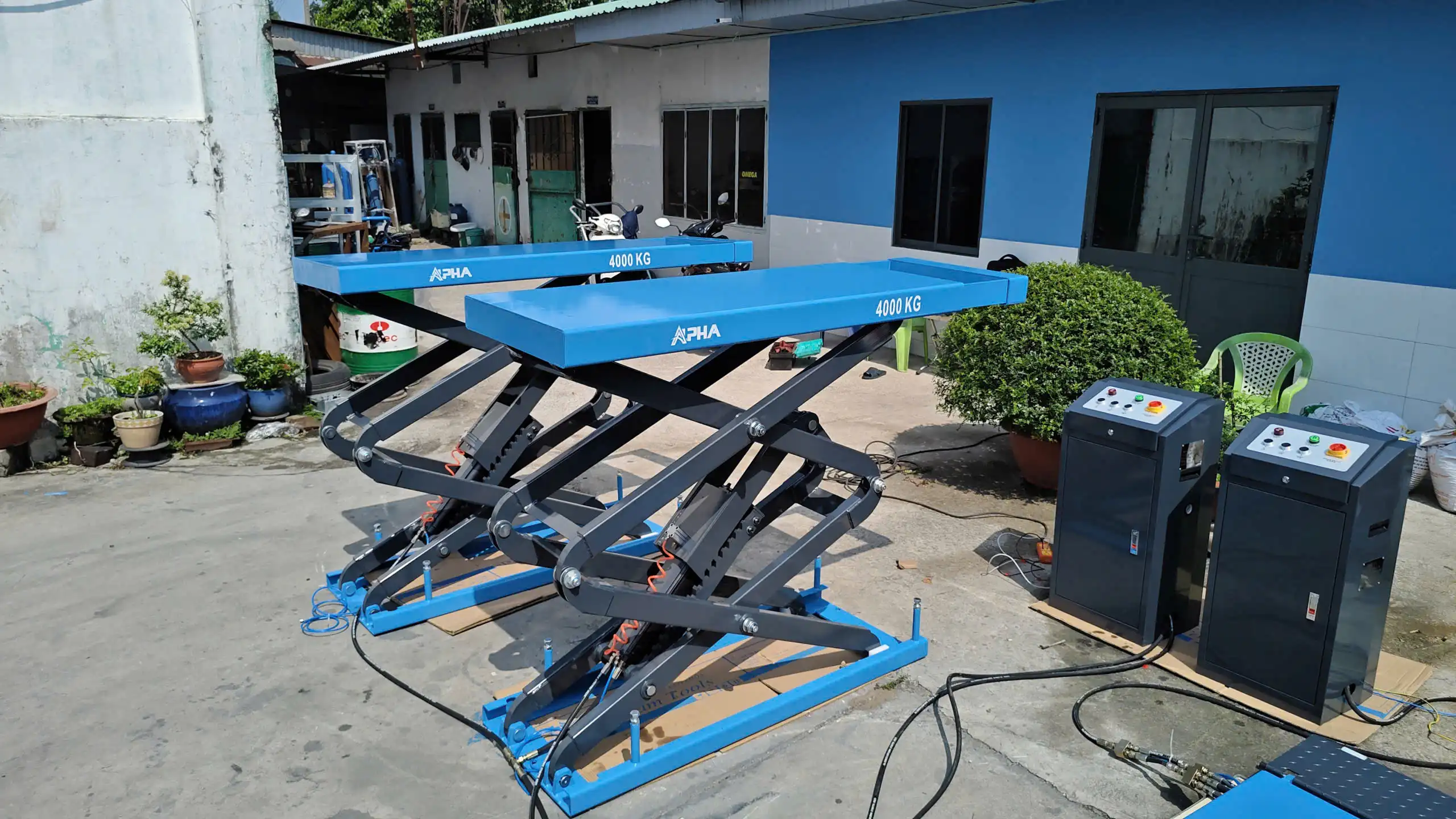 Lắp đặt cầu nâng ô tô kiểu xếp âm nền