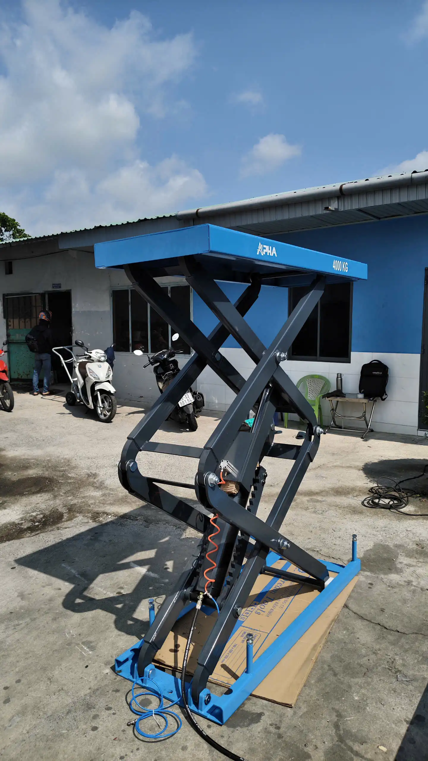 Cầu nâng xếp âm nền 4000kg lên kịch tầm