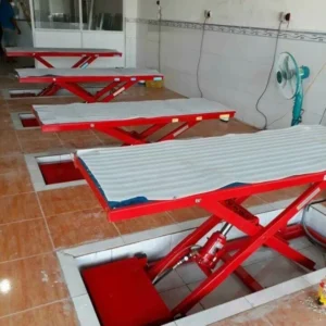 Bàn Nâng Xe Máy Đặt Âm Nền T250A – Tiêu Chuẩn Head – Honda, Yamaha 7 Lắp đặt nhiều bàn nâng xe máy cắt kéo trong khu vực sửa chữa