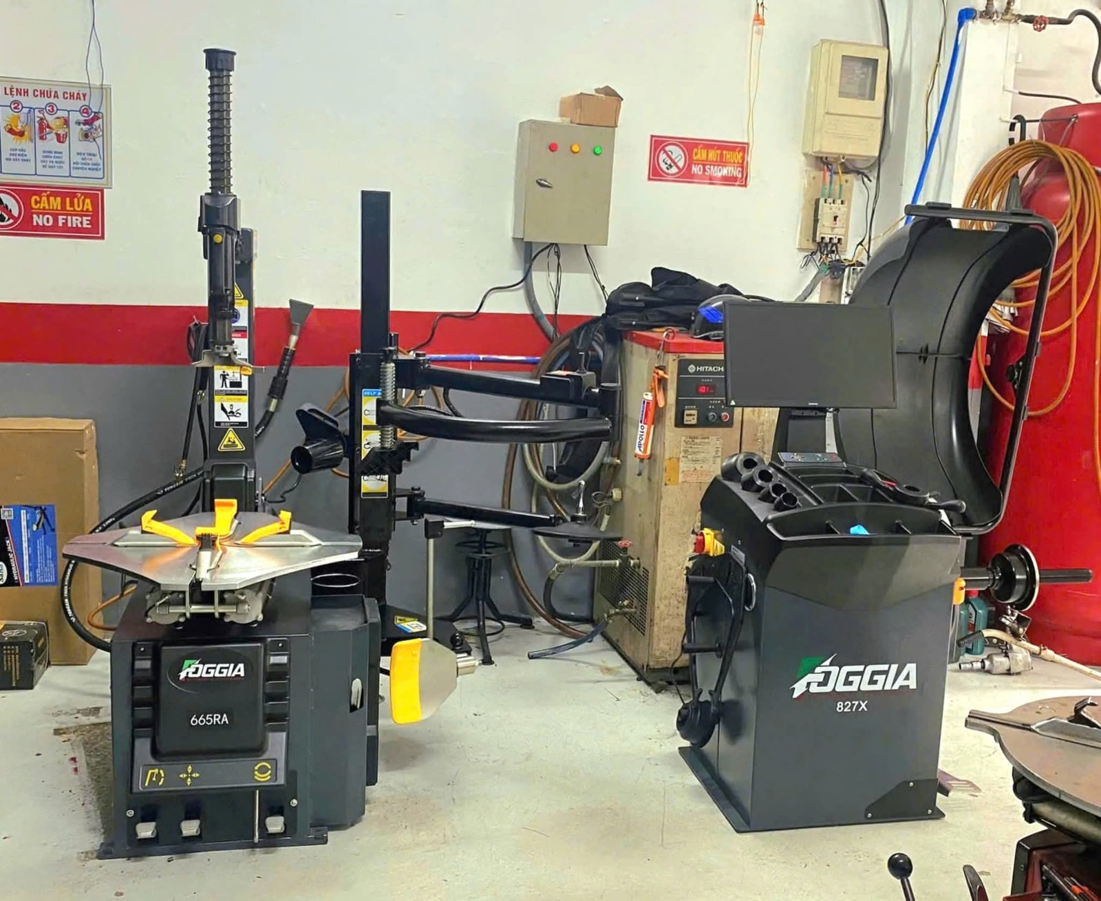 Bàn giao combo máy cân mâm và máy tháo lốp cho Gara ô tô chuyên nghiệp