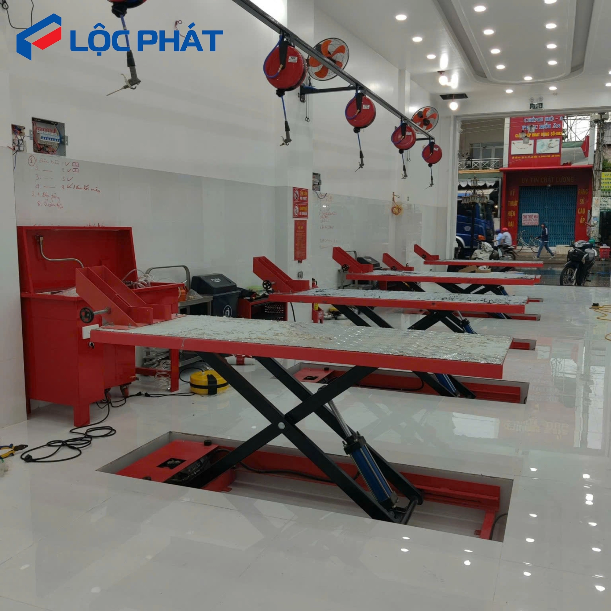 Bàn Nâng Xe Máy Đặt Âm Nền T250A – Tiêu Chuẩn Head – Honda, Yamaha 11 lắp đặt bàn nâng xe máy âm nền tại head honda