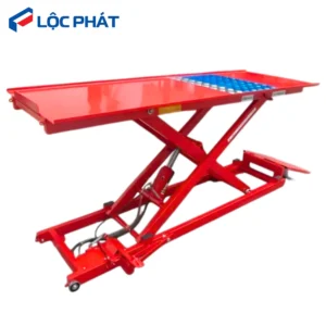 Bàn nâng xe máy đạp chân dạng cắt kéo, khung thép sơn đỏ, mặt bàn chống trượt