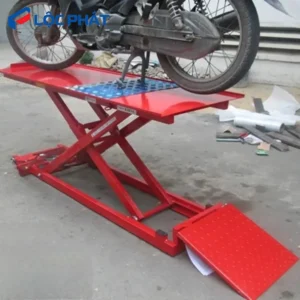 Bàn nâng xe máy cắt kéo đạp chân màu đỏ, mặt bàn chống trượt, phù hợp tiệm sửa xe