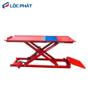 Bàn nâng xe máy đạp chân dạng cắt kéo, khung thép sơn đỏ, dốc dẫn xe tiện lợi