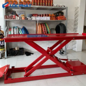 Bàn nâng xe máy điện cơ chữ X màu đỏ, mặt bàn chống trượt
