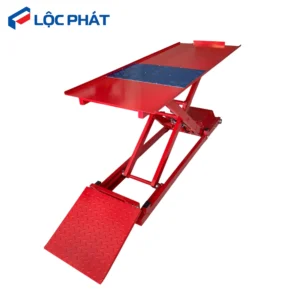 Bàn nâng xe máy điện cơ chữ X có dốc lên xuống, mặt bàn chống trượt.