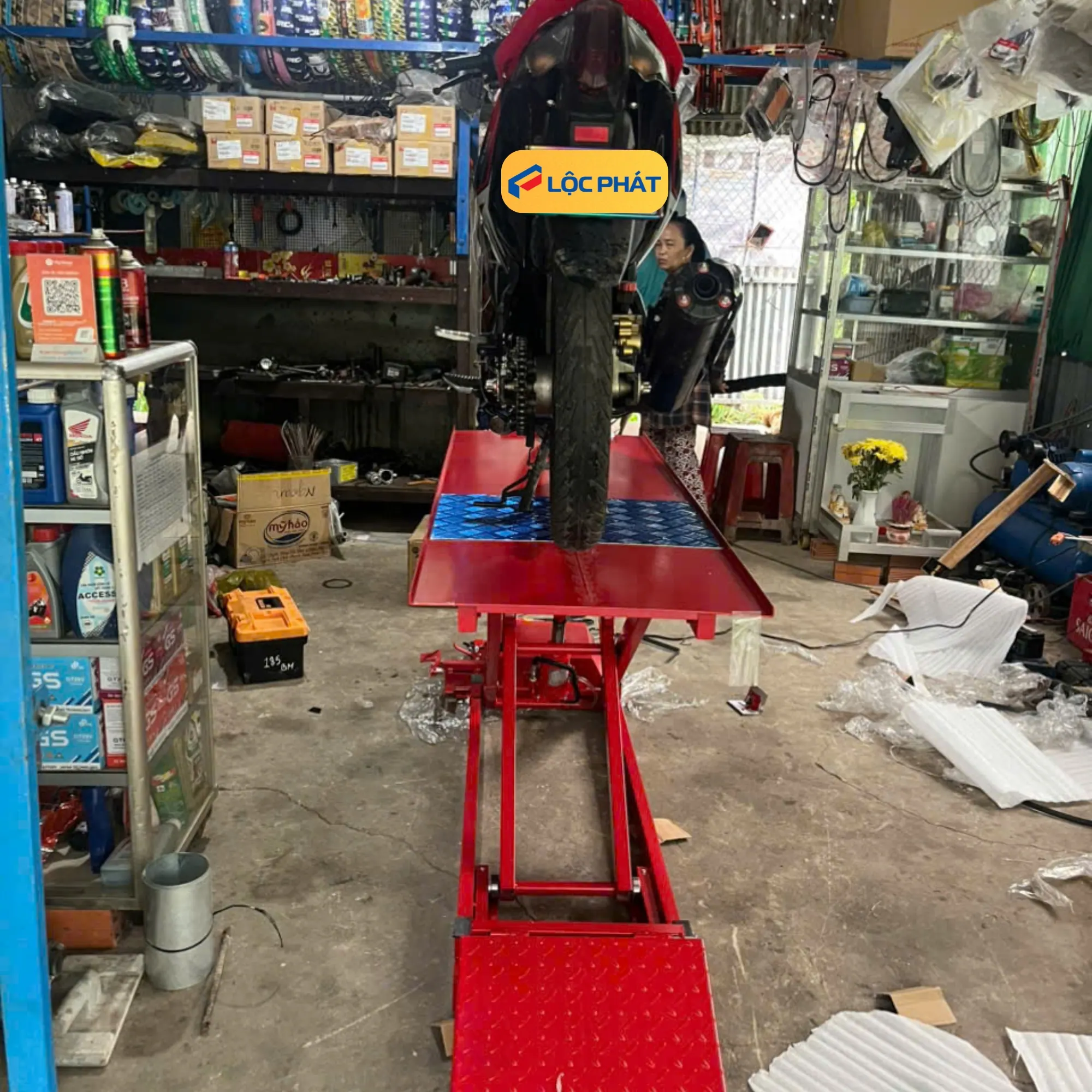 thực tế bàn nâng xe máy đạp chân đang nâng xe