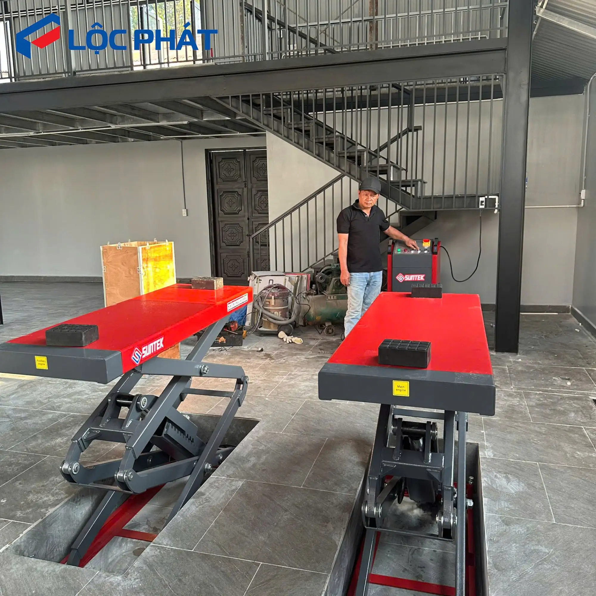 Cận cảnh kết cấu cơ khí cầu nâng cắt kéo âm nền SUNTEK 3500