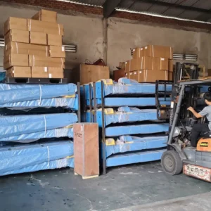 Cầu nâng ô tô di động ALPHA AL-4XD đóng kiện xếp kho chuẩn bị giao hàng