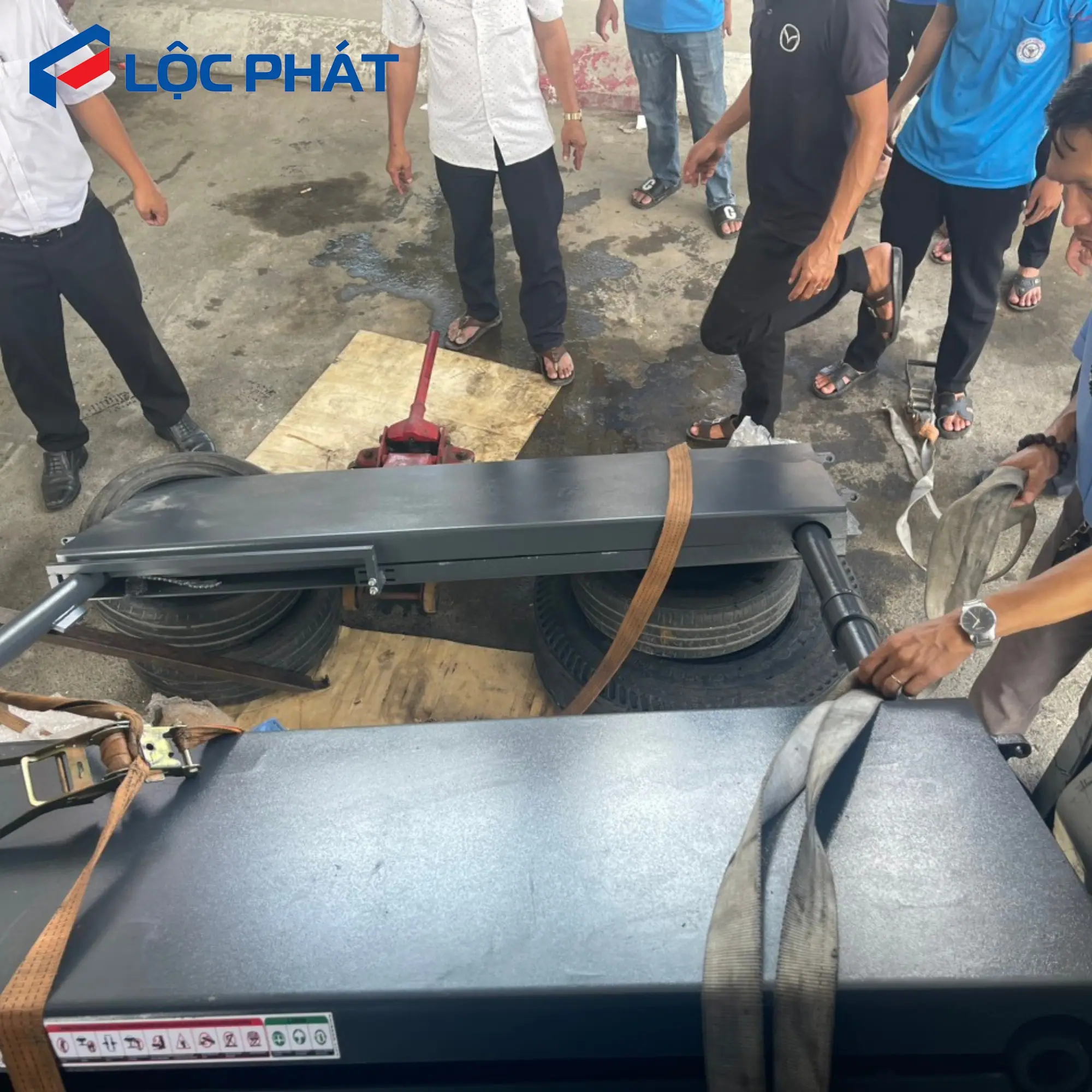 Thiết bị nâng xe ô tô mini cho tiệm lốp