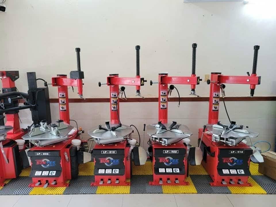 Máy ra vào lốp chính hãng thương hiệu SunTek được trưng bày tại Showroom Lộc Phát