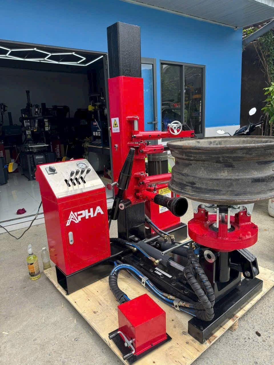 Máy tháo lốp xe tải hạng nặng Alpha AL-1300 sẵn sàng giao cho trạm vỏ chuyên nghiệp