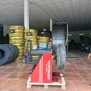 Bàn giao máy cân mâm Omega 825A cho khách hàng, thiết bị cân bằng lốp