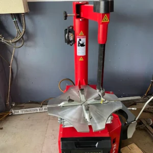 Bàn giao máy tháo vỏ FLY-SPEED FS-813 tại ô tô Châu Pleiku, thể hiện sự chuyên nghiệp.