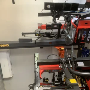 Cận cảnh cần xoay ngang của máy tháo vỏ SunTek LP-990A, hỗ trợ thao tác tháo lốp chính xác.