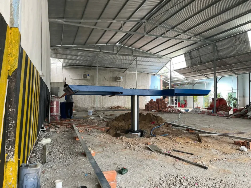 Cận cảnh chi tiết tay nâng của cầu nâng ô tô 1 trụ cánh bướm A-TAM.