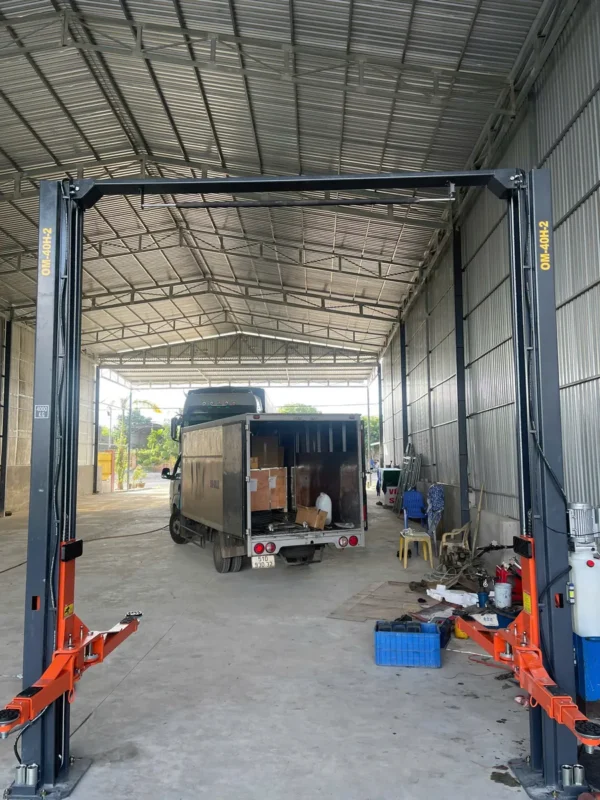 Cầu nâng ô tô 2 trụ Omega OM-40H-2 đang được lắp đặt tại Thiết Bị Lộc Phát.