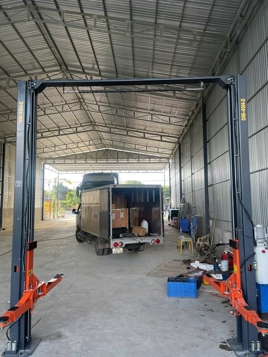 Cầu nâng 2 trụ OMEGA OM-40H lắp đặt tại garage Lộc Phát